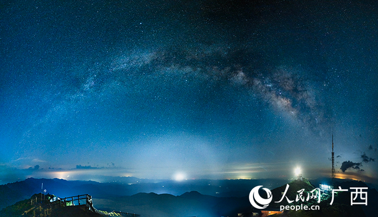 “华南之巅”的星空盛宴：“银河之眼”挂夜空