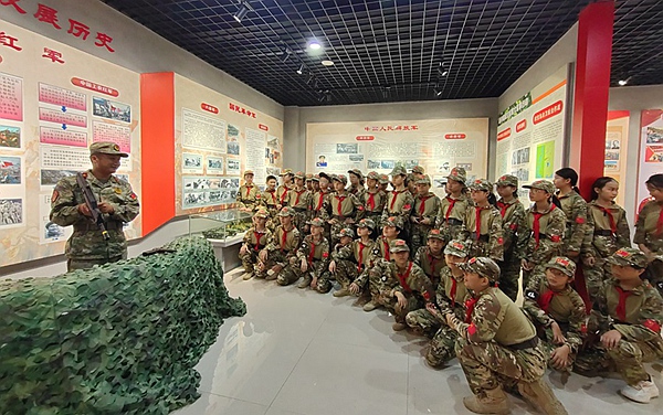 长洲区人武部组织辖区少年军校红岭小学开展长洲区军史馆参观学习活动